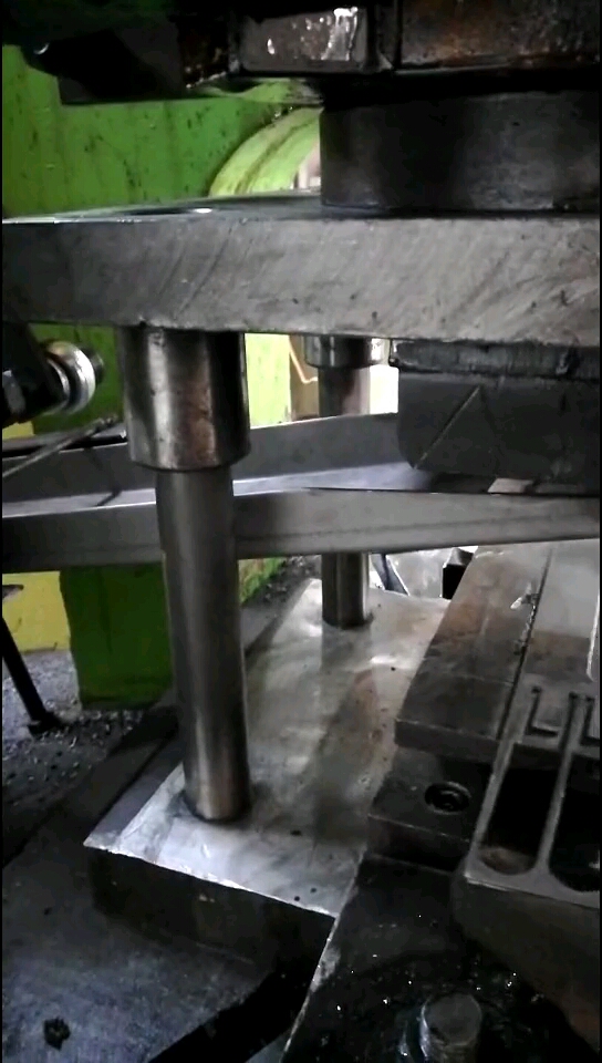 整部冲床最关键的就是我发明的接料器,牛叉不?自信满满