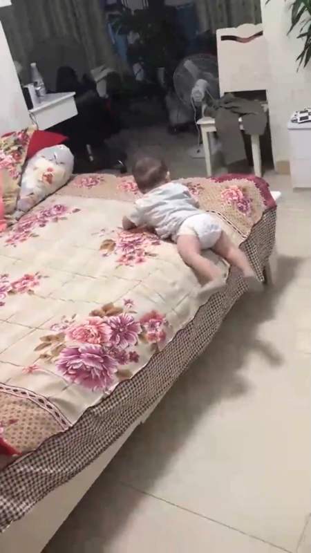 娱乐#这个小宝宝火了,居然会自己下床了