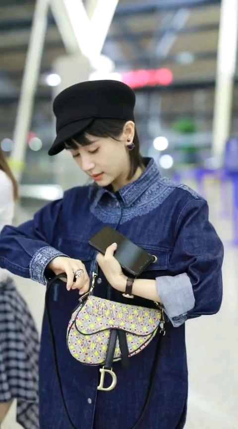 王子文包包扣不上好尴尬