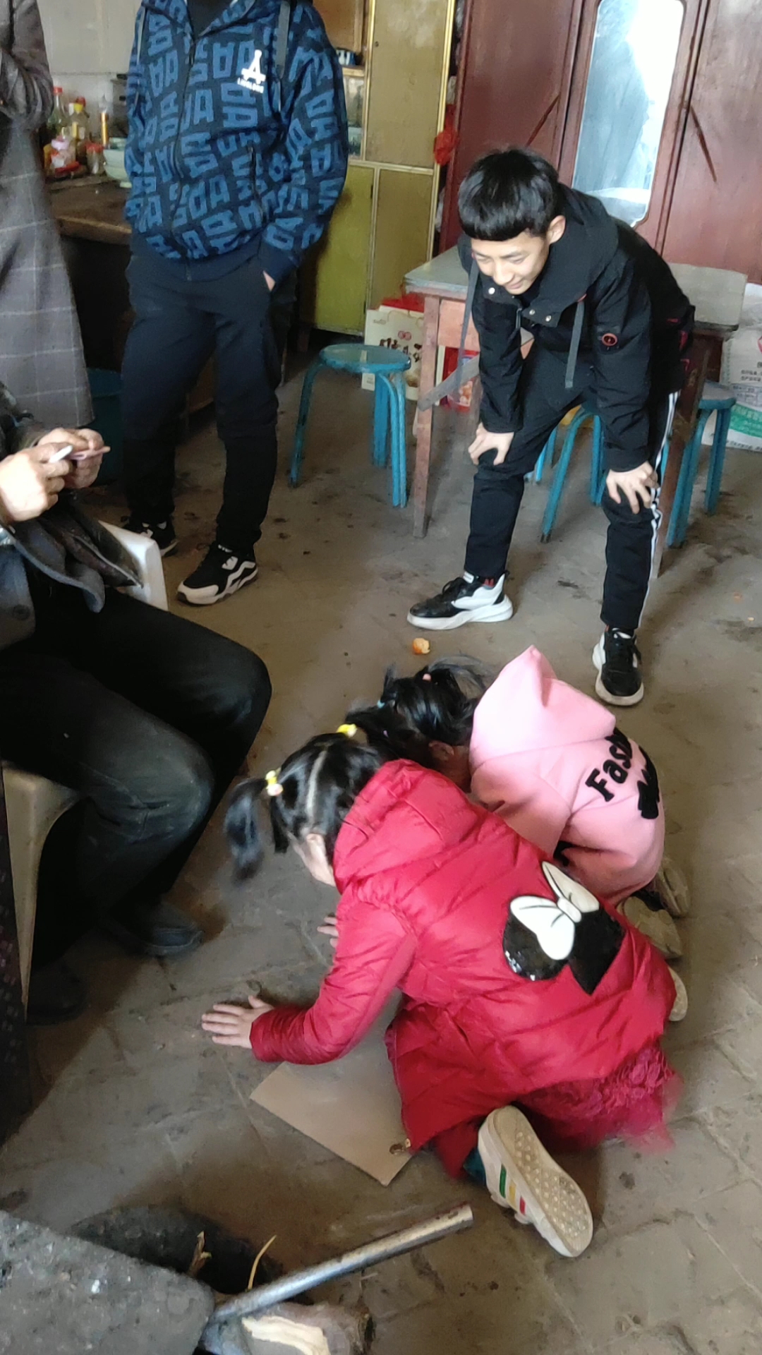 孙女们给爷爷奶奶磕头拜年啦!