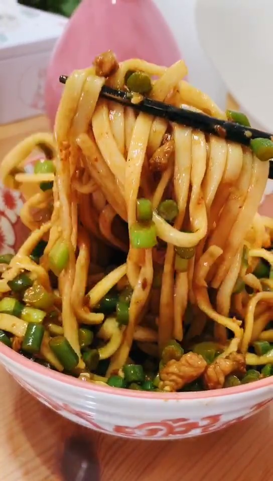 光盘行动#蒜苔炒肉拌面太香了,吃了两碗都没吃够!