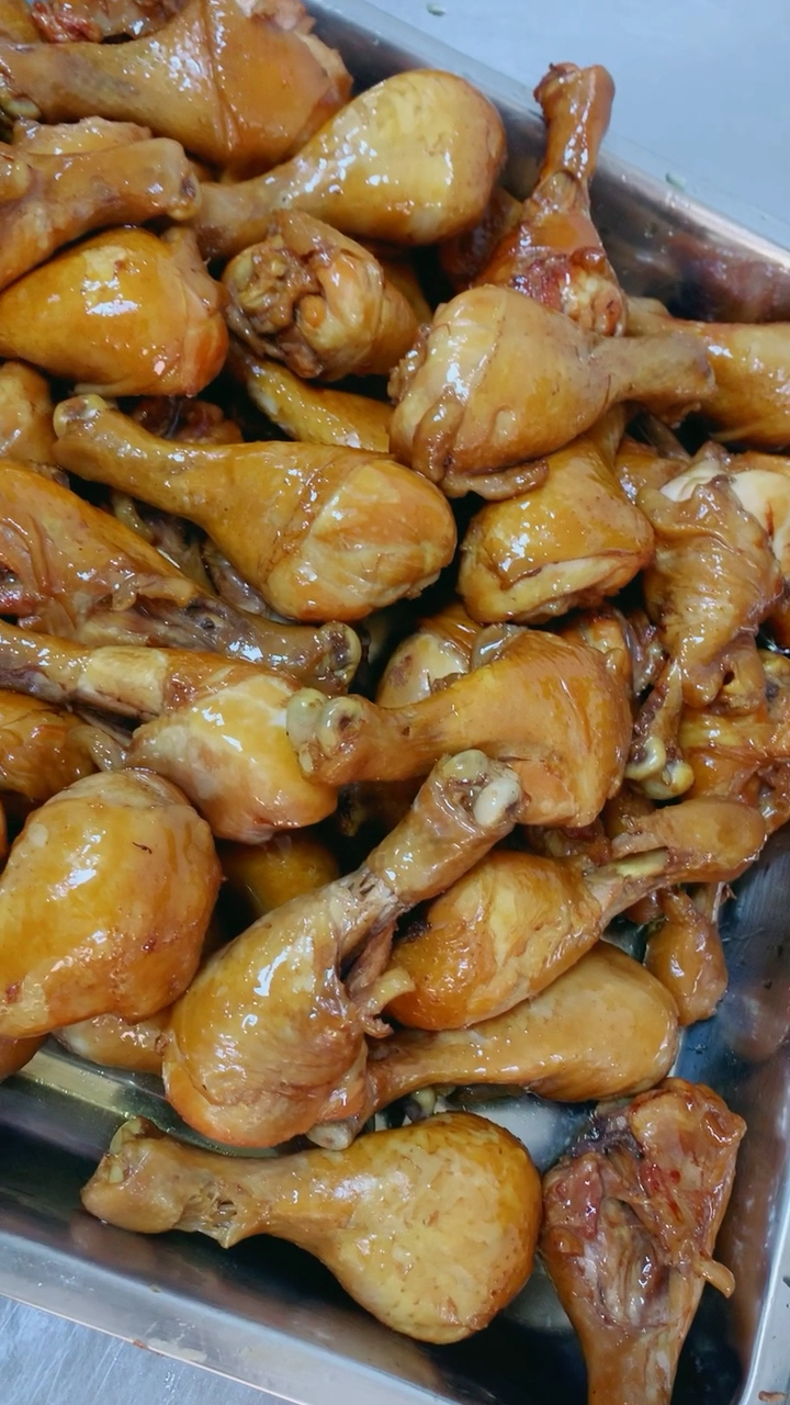 新出锅的秘制熏琵琶腿 传统手艺 喜欢的朋友们 请点赞 谢谢!