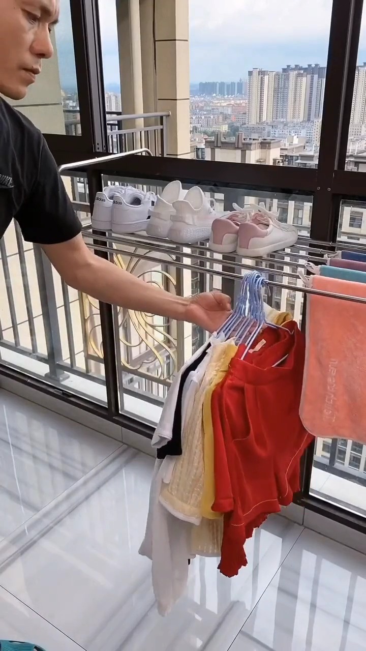 家里阳台小晾晒衣物不方便安装一个伸缩晾晒架方便又实用