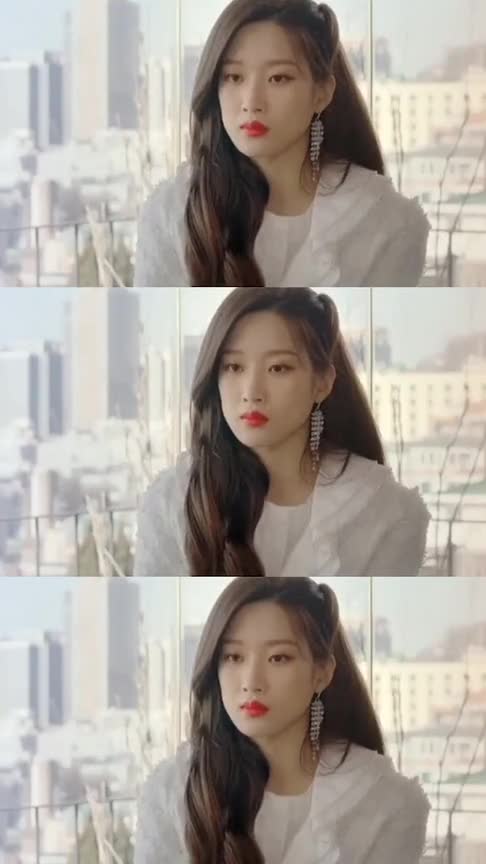 跟exo合作,和车银优是校友,父母背景也厉害,文佳煐就是开挂的人生啊