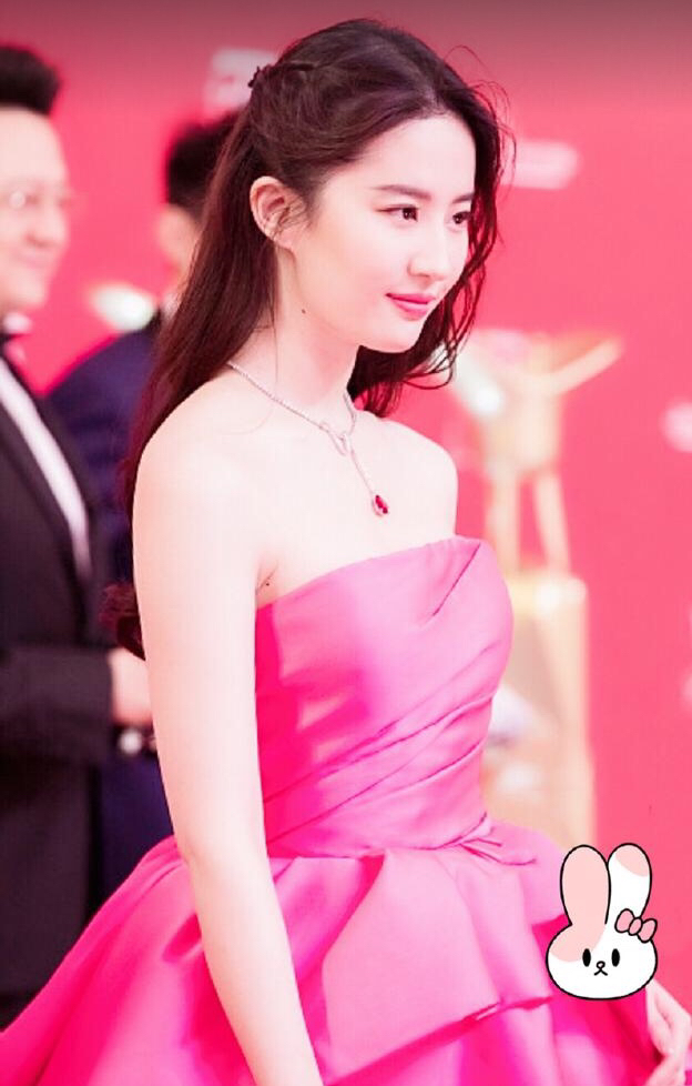 刘亦菲是真美啊,天生丽质!尤其是脖颈与肩膀是典型的中国古典美人肩!