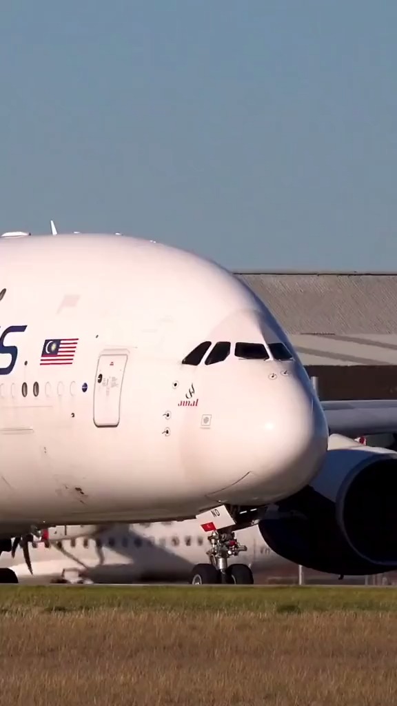 马来西亚航空a380迎面滑出,注意看机舱头部的整个雷达罩组件是替换件