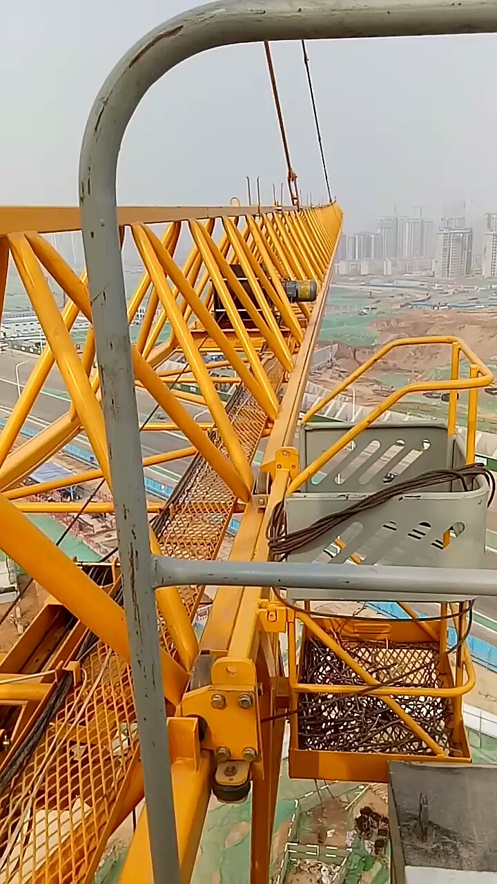 在塔吊上装了一个空调.摇摇晃晃的,挺害怕.不容易呀,干就完咧.