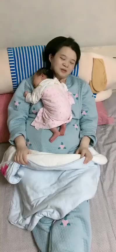 小时候萌化心长大气炸肺,新生儿寻求安全感蛙式趴妈妈怀中,一动不动太