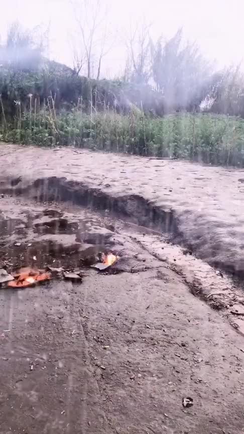 重庆的一个村子地下火燃烧了62年风吹雨淋都不灭村民在这里烧水煮饭