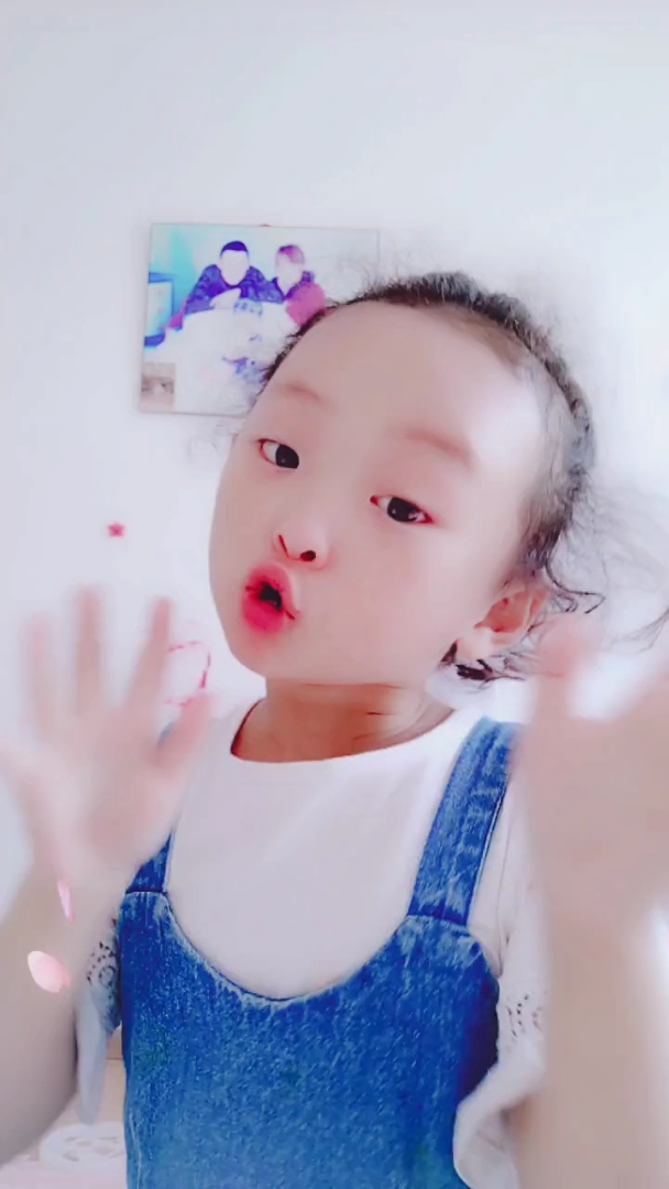 看这小孩嘟嘟嘴火了!妹妹还不知道呢