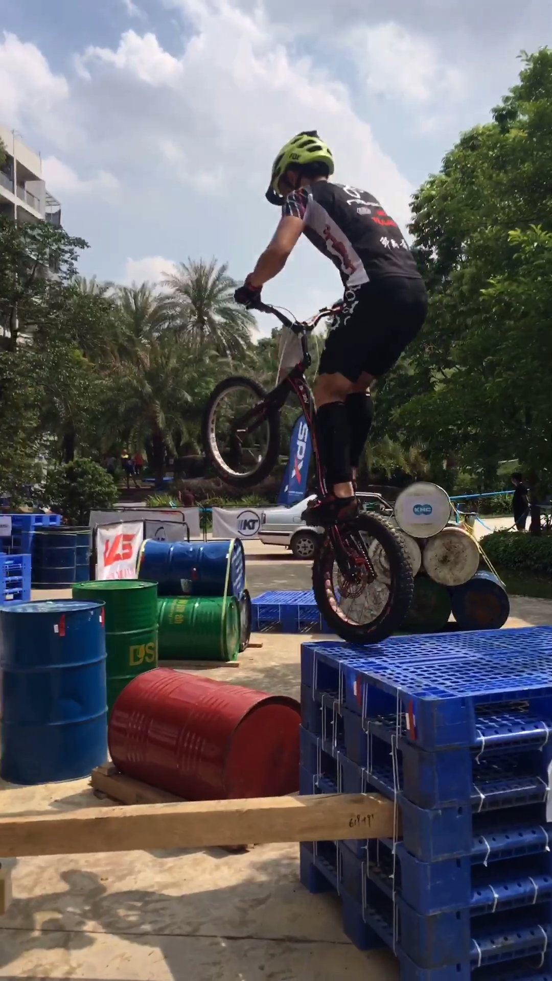 极限攀爬自行车比赛现场