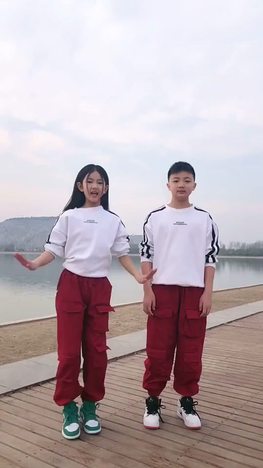 晒晒我家的春天#可爱龙凤双胞胎兄妹哥哥跳的好还是妹妹跳的好