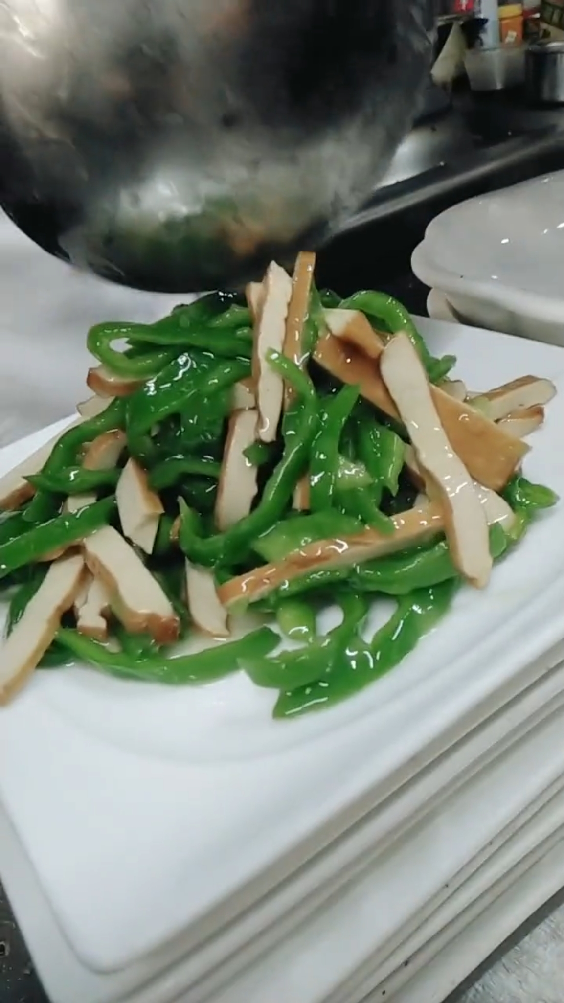 来个厨师试菜,炒了个青椒干丝,工资开价八千一月,大家觉得,他这个手艺