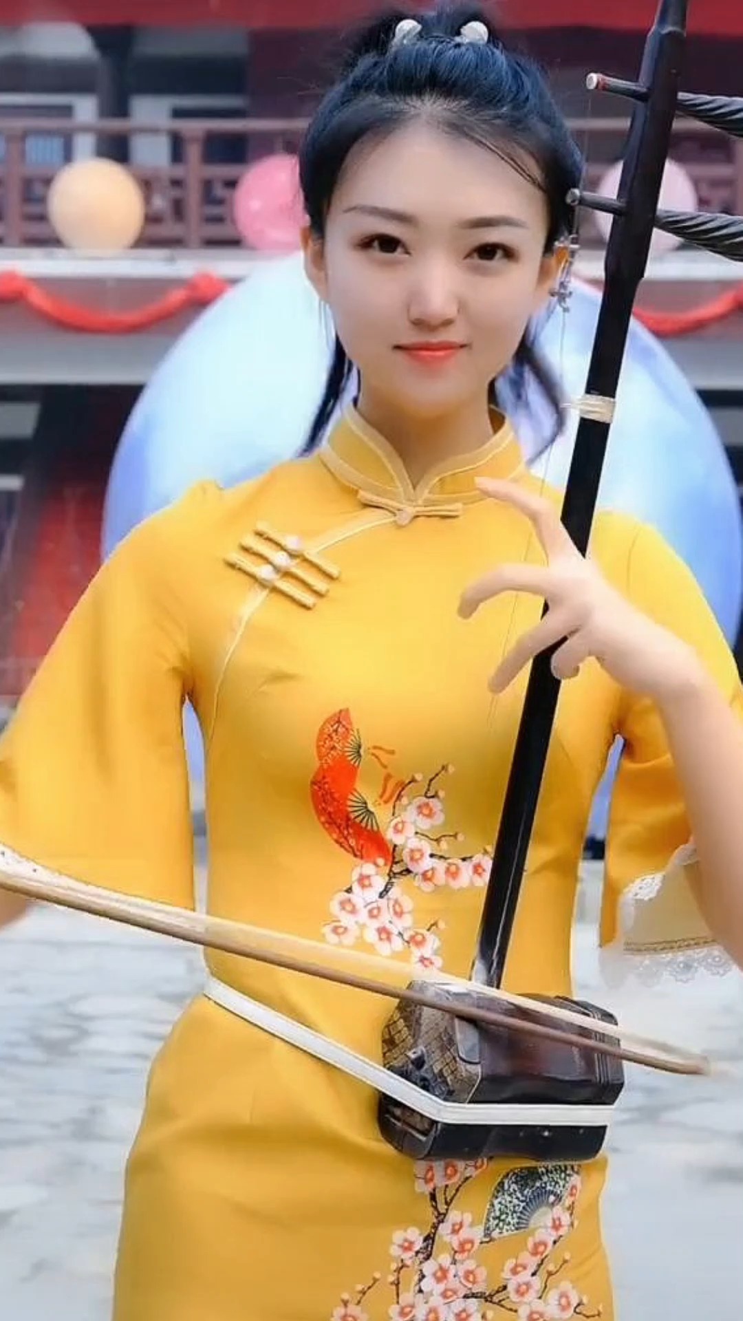 迷惑行为大赏#清纯美女二胡独奏《月满西楼》,拉得醉人心扉,太好听了