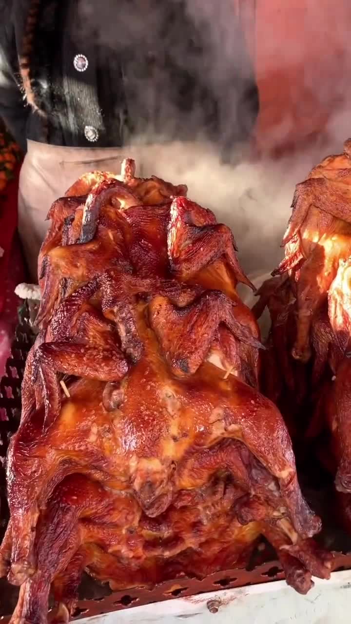 在新疆,像这样大的馕坑烤鸡,100块可以买3只,你觉得贵吗?