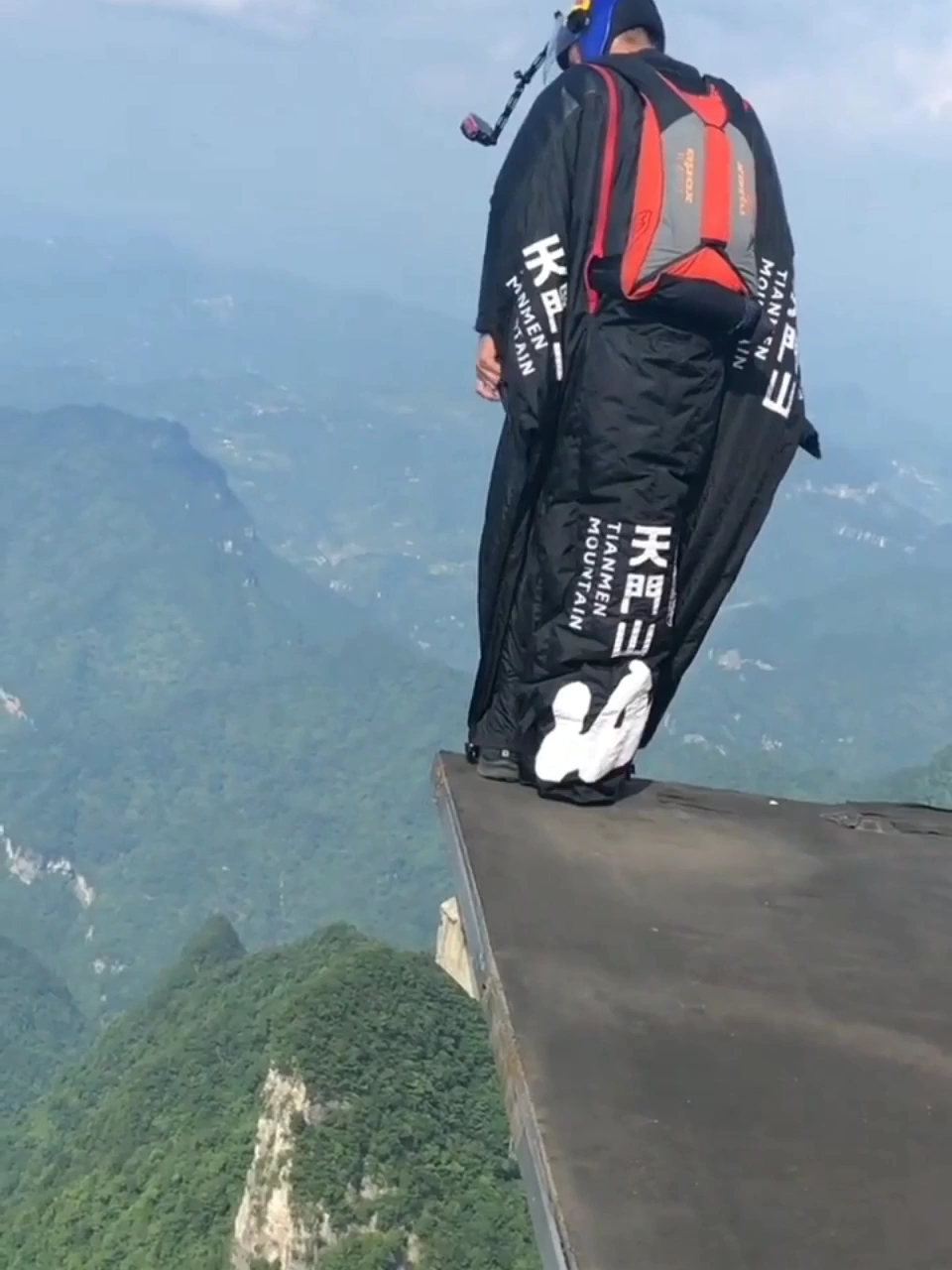 天门山翼装飞行,极限运动之一,勇敢,勇气,技巧,缺一不可.