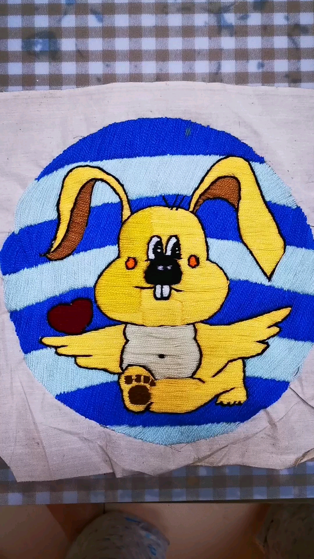 用毛线绣了三天的小兔子