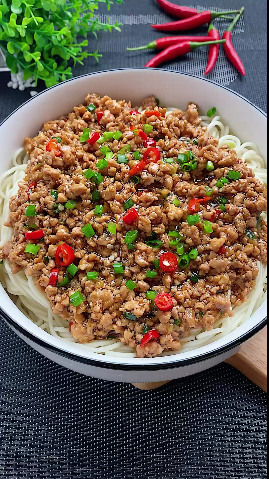 今晚不想吃饭,煮碗面吃,肉末拌面,太好吃啦!