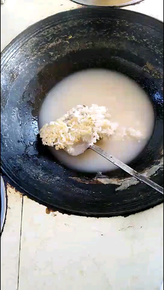 香喷喷的锅巴粥