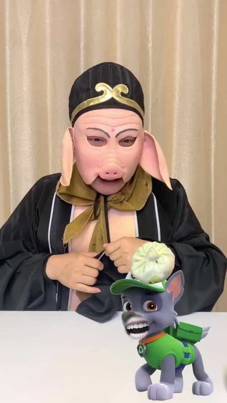 汪汪队给猪八戒送来一个大包子