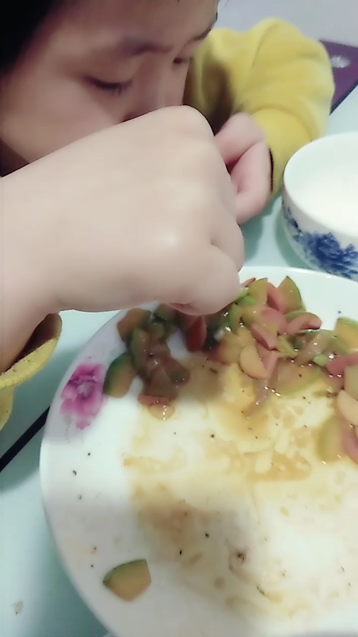 重点在最后看她怎么把菜弄勺子里的