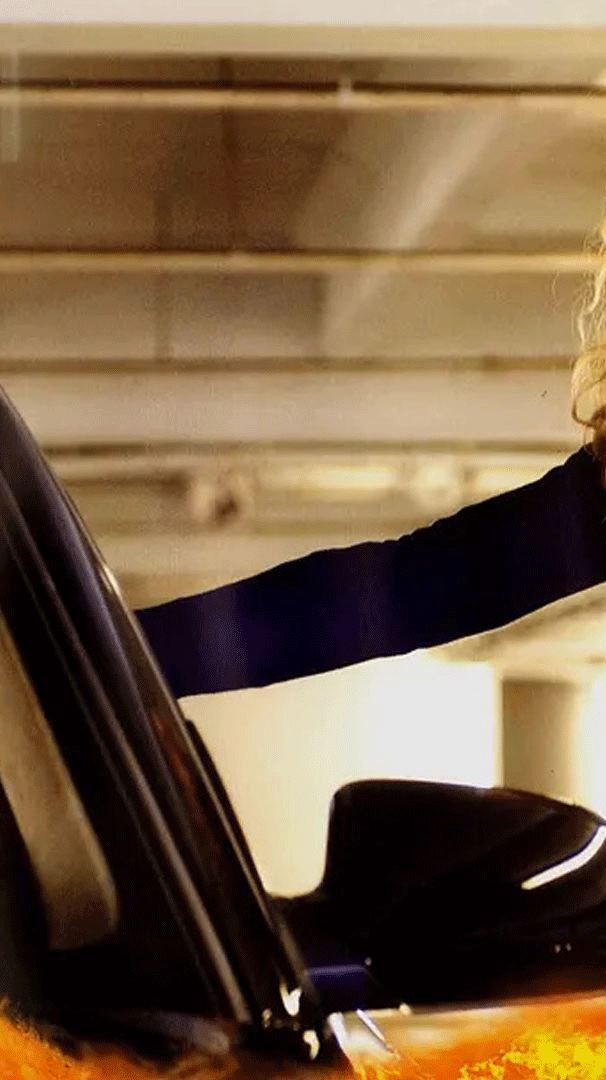 森骑自行车追奥迪,为救女友把奥迪开进火车里,动作电影《非常人贩2》