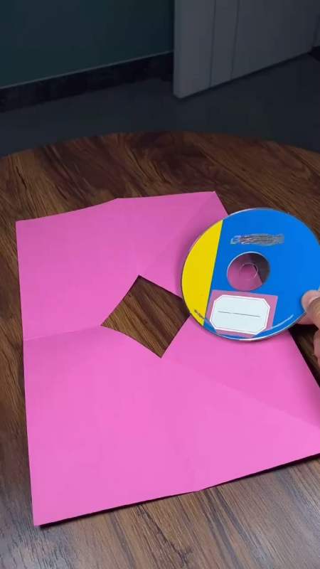 一张光盘瞬间穿越纸上的小洞,这是什么原理?-度小视