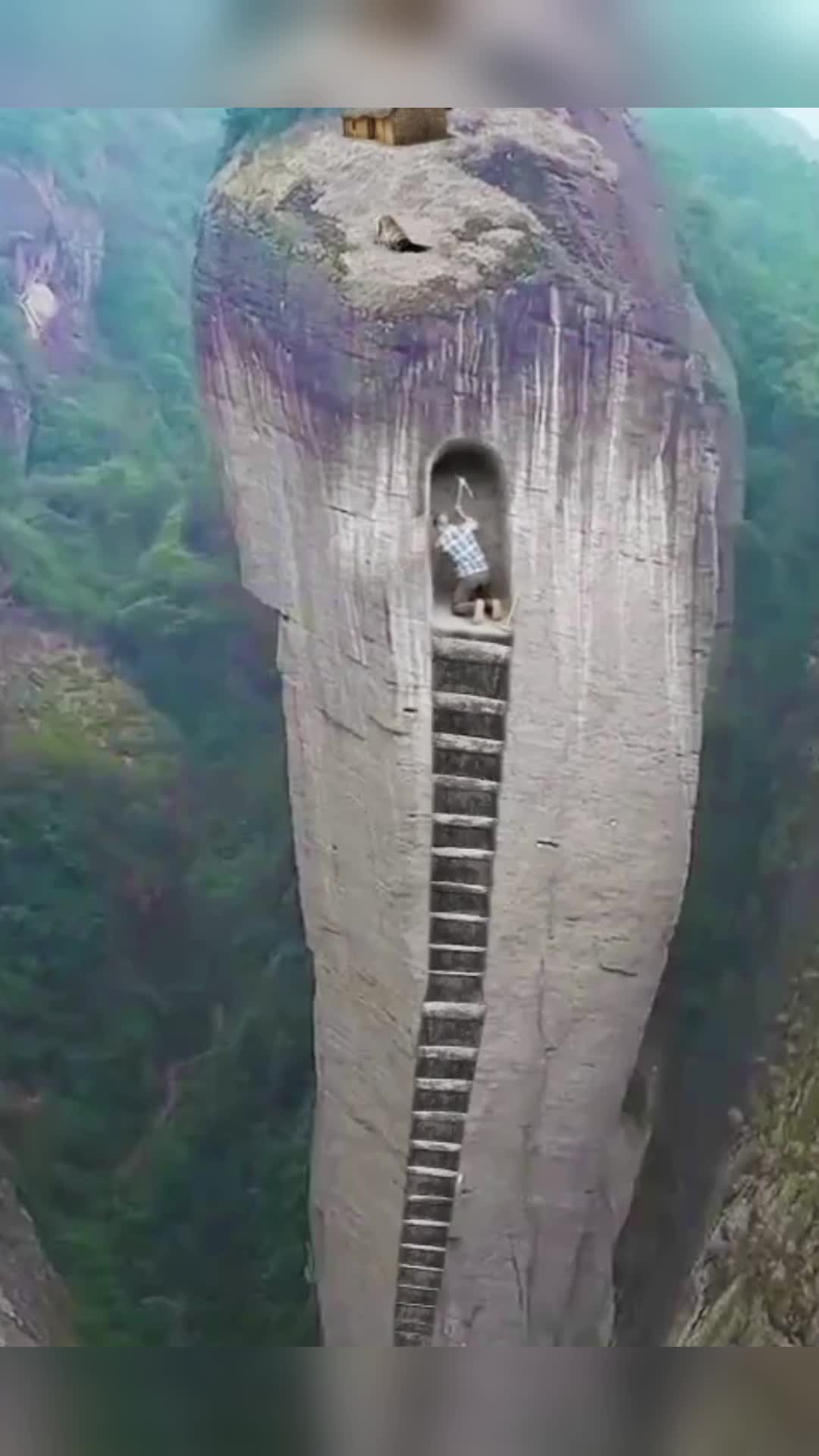 我要上热门#住在这么陡峭的山峰上,就不怕危险吗?