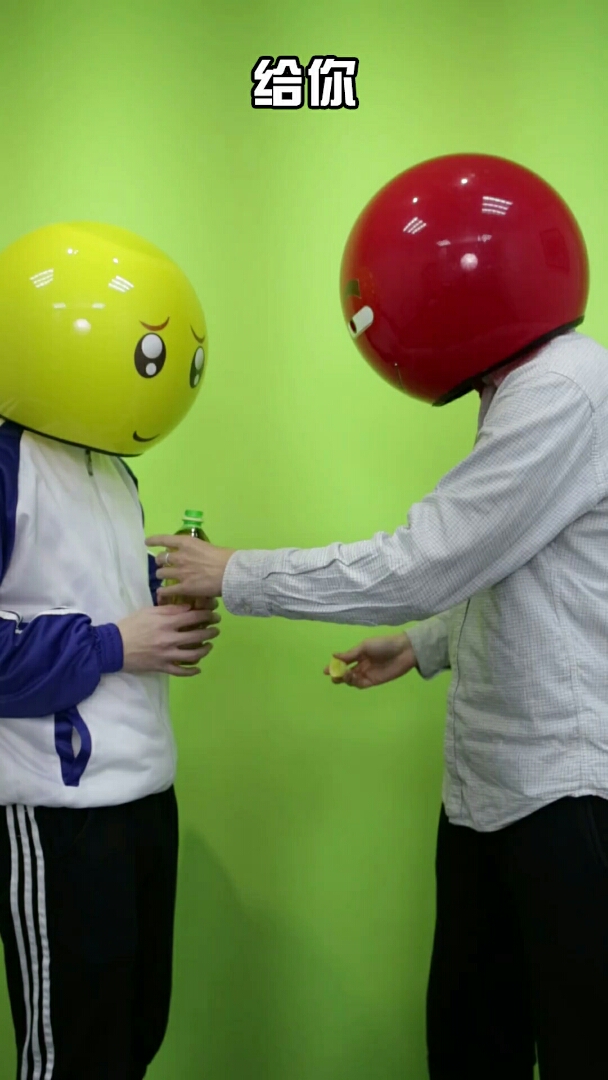 搞笑段子剧#学长都是傻乎乎的,拧瓶盖都能笑