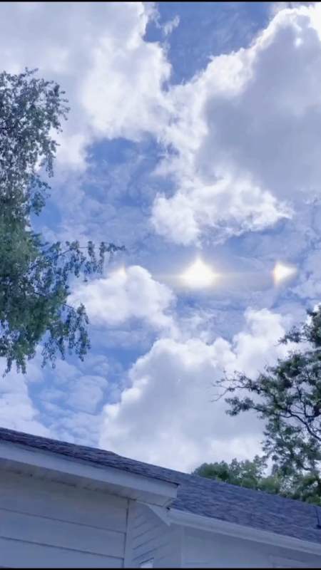 你也是干干净净 可以悬在我的心上 作太阳和月亮