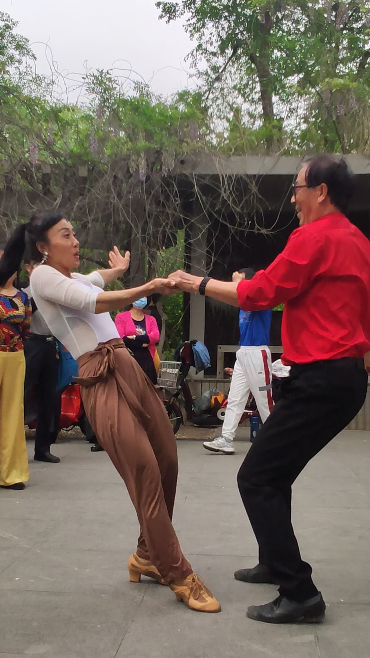 新城市新生活#七十多岁的杨大叔吉舞身体真棒