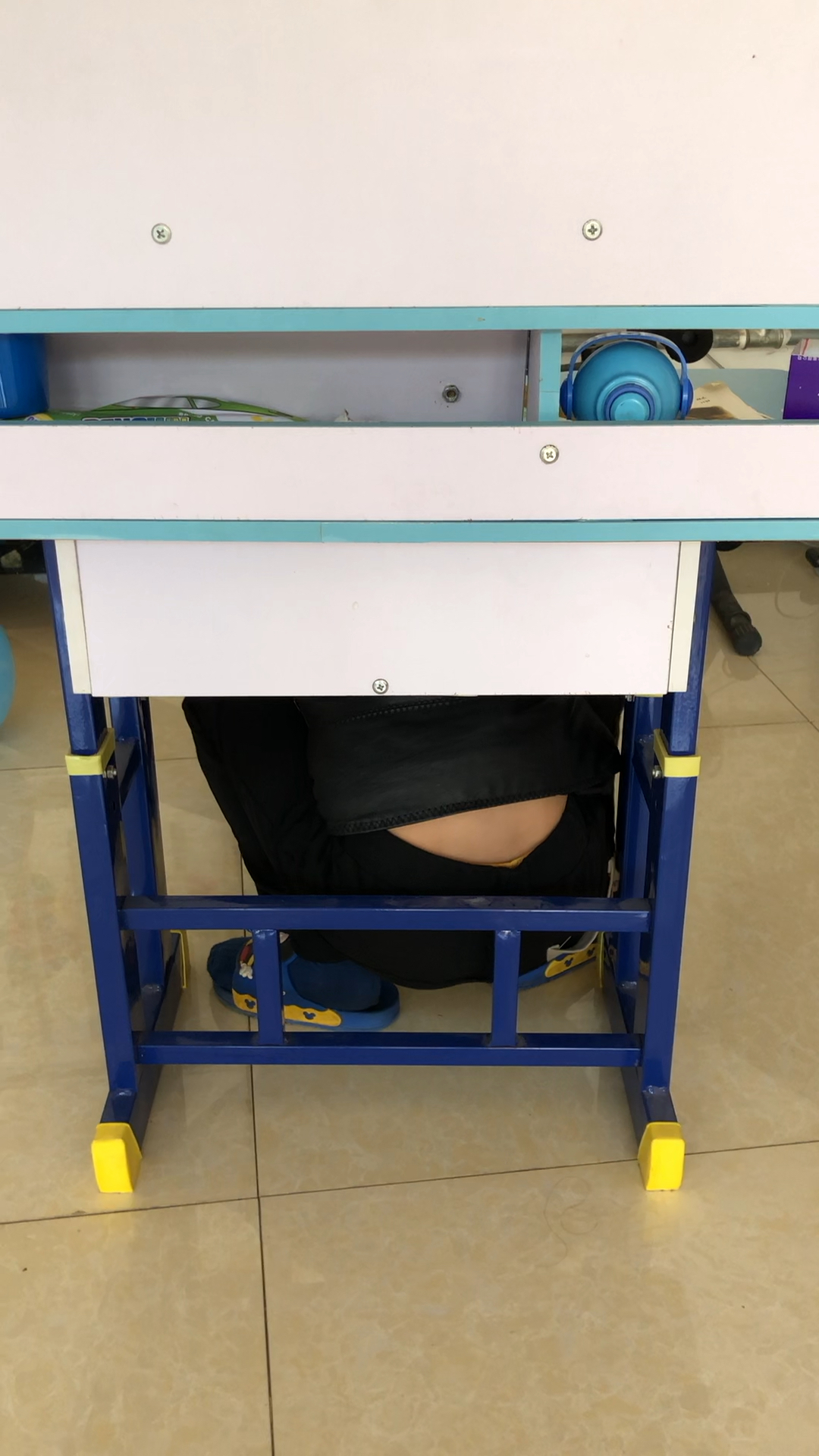 以为他只是躲桌子底下,没想到是……一定要看完!是不是该揍他呢!