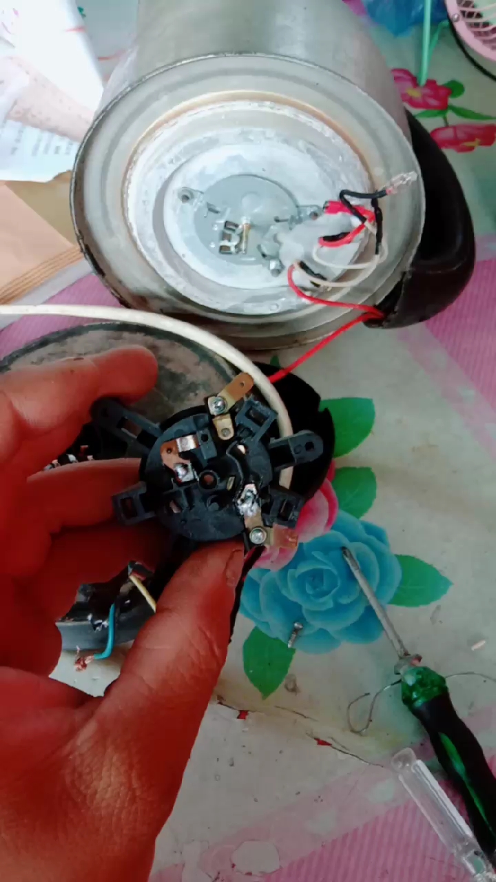 电水壶底座修理,坏了不用换
