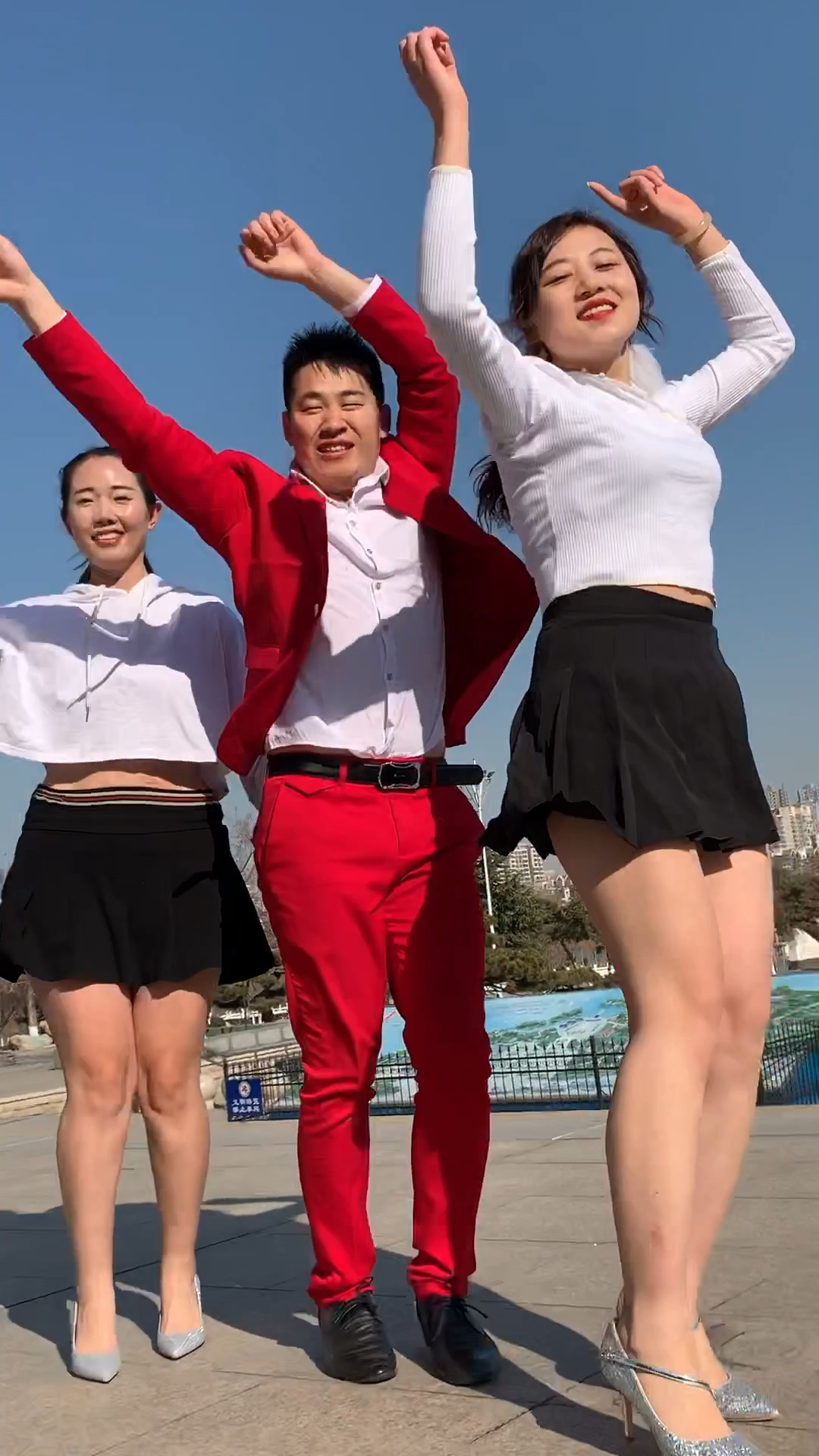 新郎教伴娘团跳舞