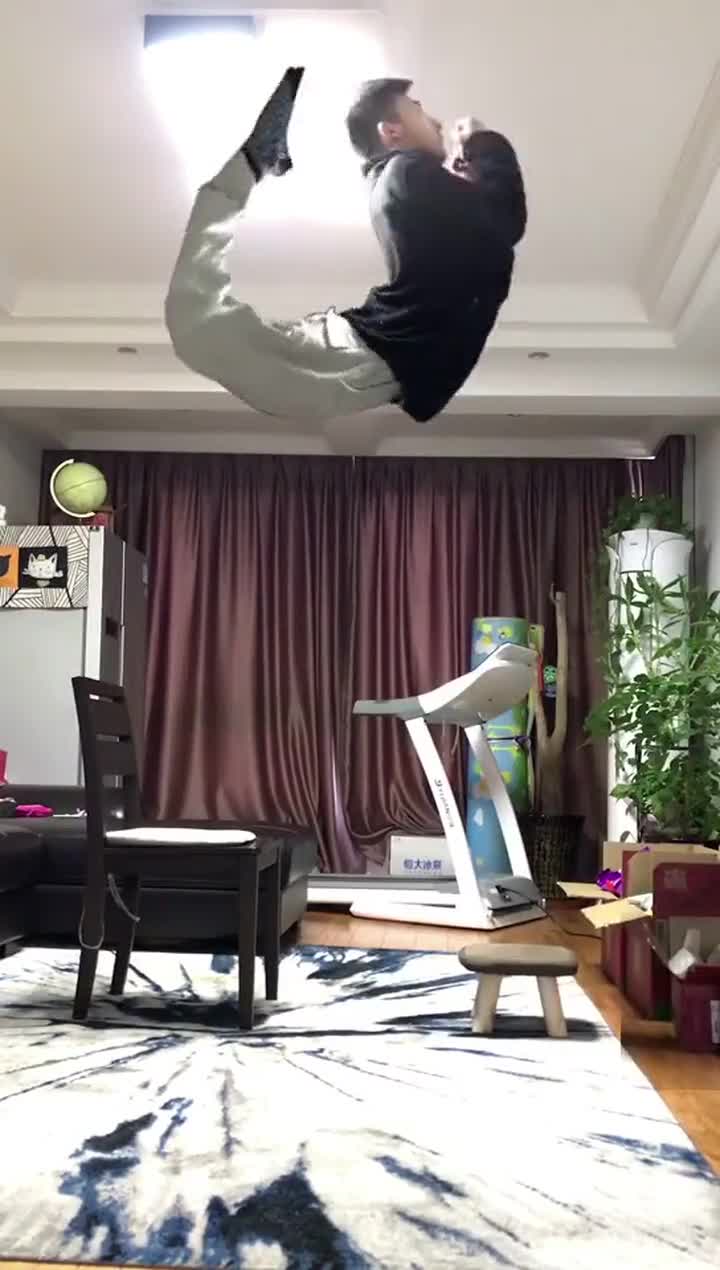 今天新学会的后空翻,有点难度!