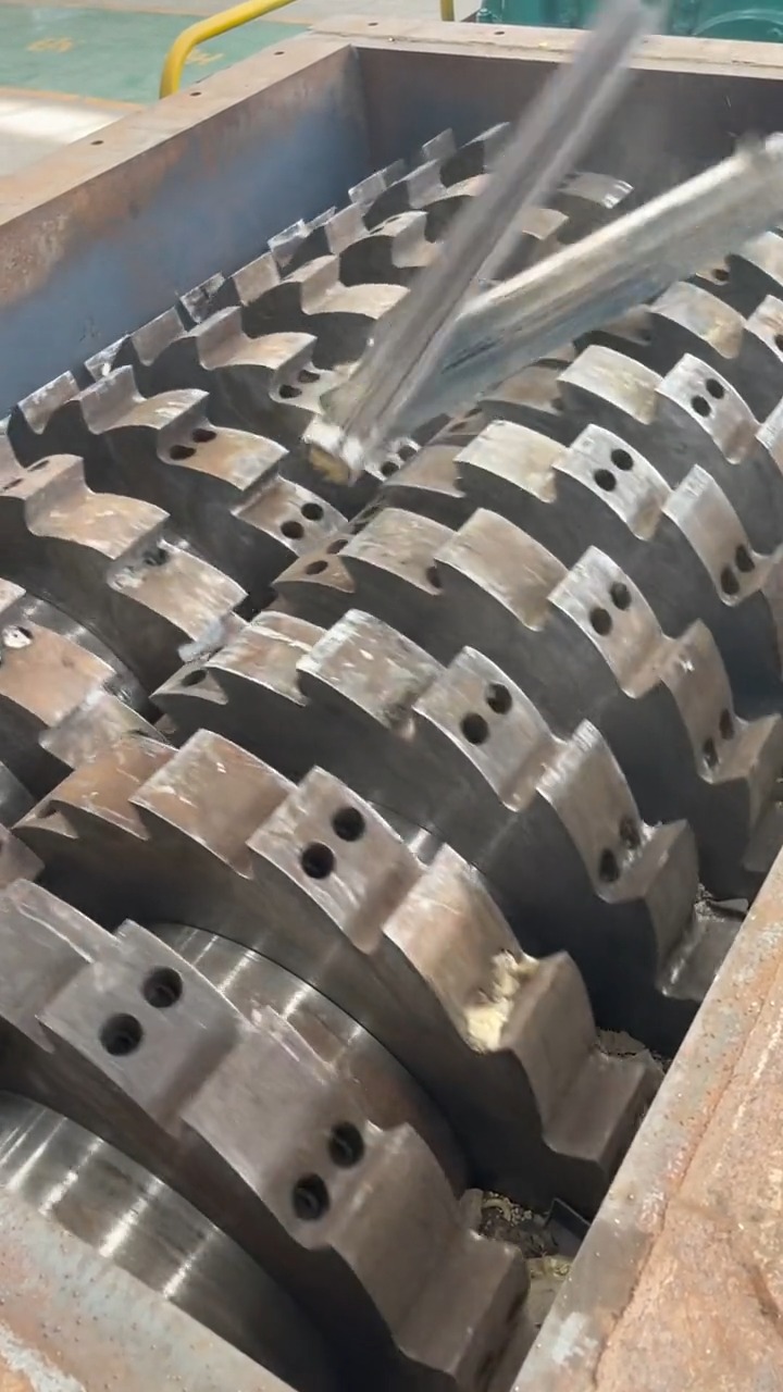 断桥铝破碎机断桥铝破碎机断桥铝粉碎后再进行分选铝是铝塑料是塑料