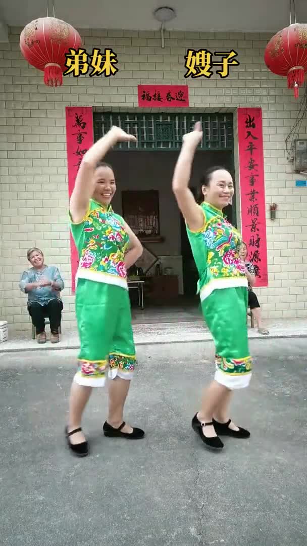 出生在不同家庭不同姓的妯娌俩很多亲讲像亲姐妹有的讲像双胞胎你看呢