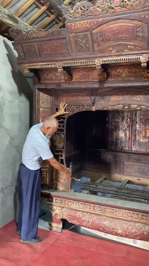 老人说:这是清末千工床,大户人家给女儿陪嫁的.