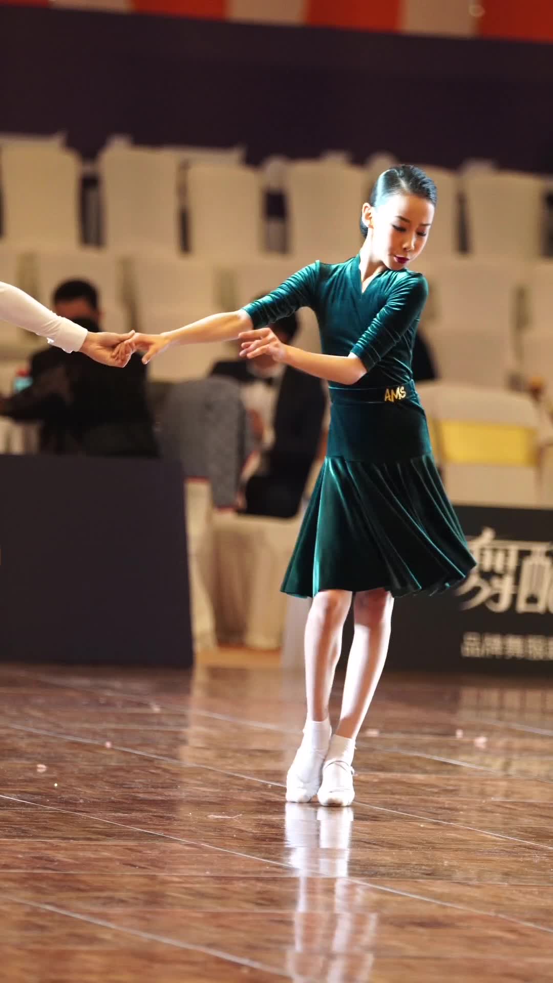 太羡慕啦,这搭档,这线条,我也可以#拉丁舞#梁智博