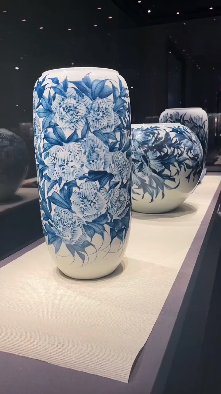 鉴赏艺术与陶瓷相结合-现代民间青花瓷器