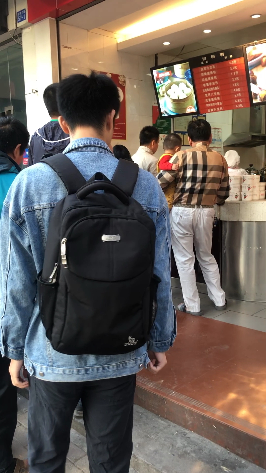 排队买包子,日入上千元的包子早餐店