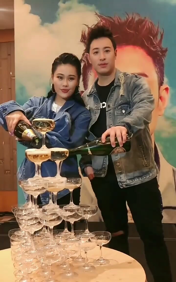 袁娅维潘玮柏,庆功宴