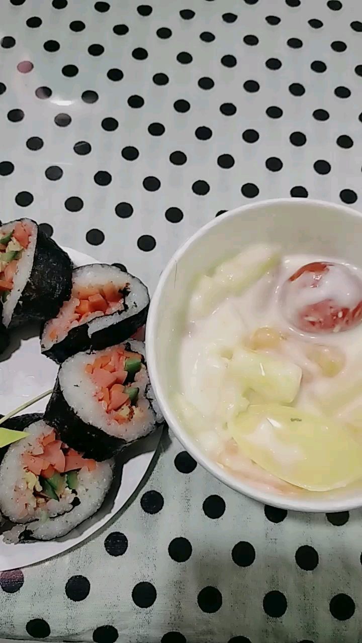 孩子亲手给妈妈做的水果沙拉和寿司