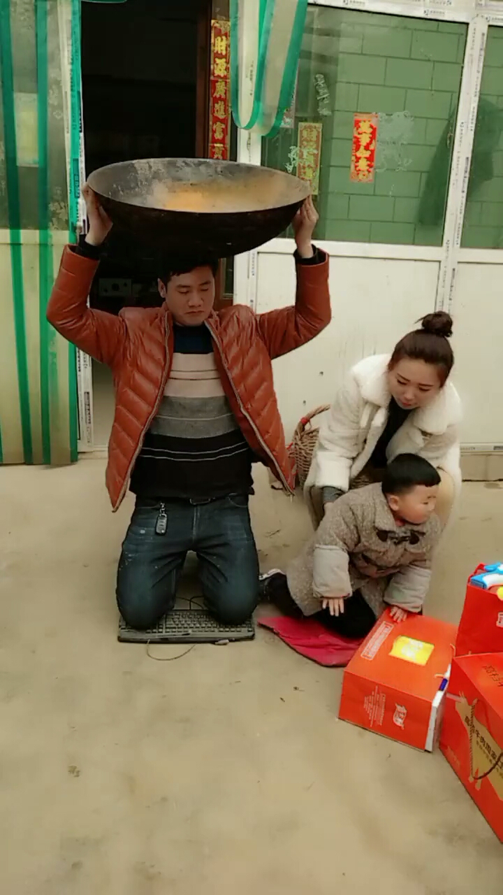 老公顶锅,儿子都看不下去了,陪老爹一起!