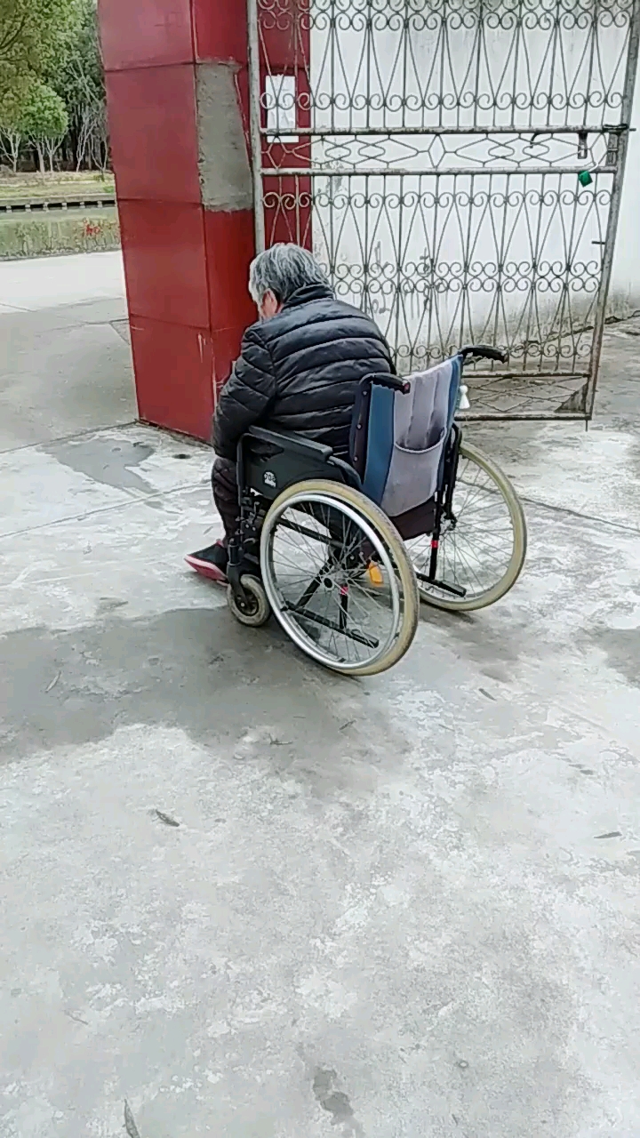 乐观坚强的大吗#她虽残疾了,还是想去看看外面的世界,红心支持下大妈