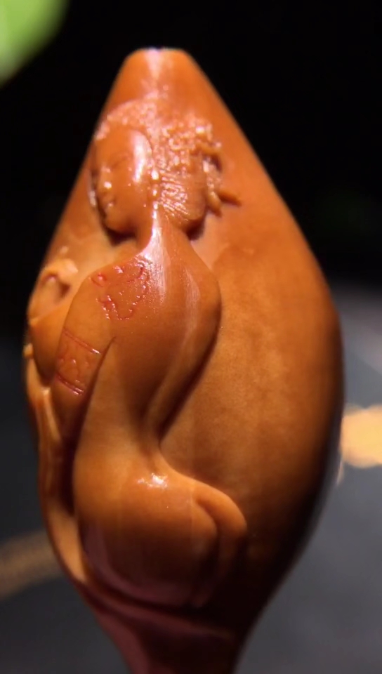 橄榄核雕荷叶美女