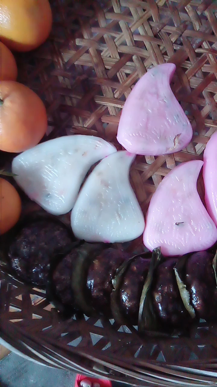 潮汕红桃粿,黑色的是鼠曲果又叫黑果,喜欢的来潮州,我请客,嘻嘻