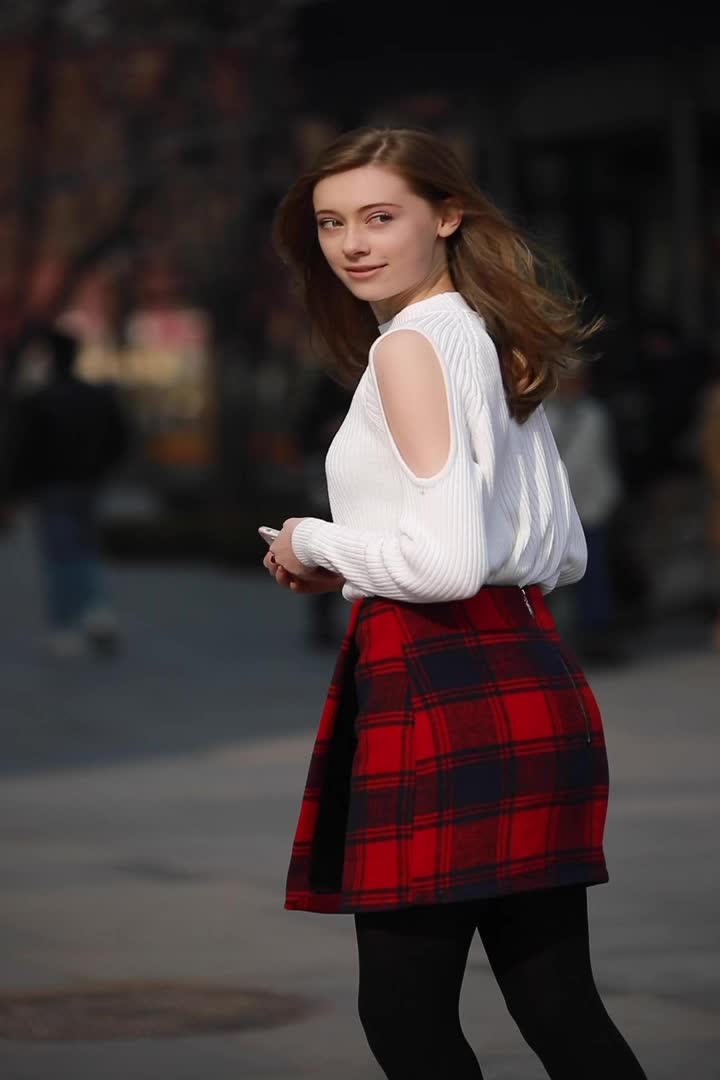 北京街拍,天气终于暖和起来了,外国小姐姐笑起来好美!