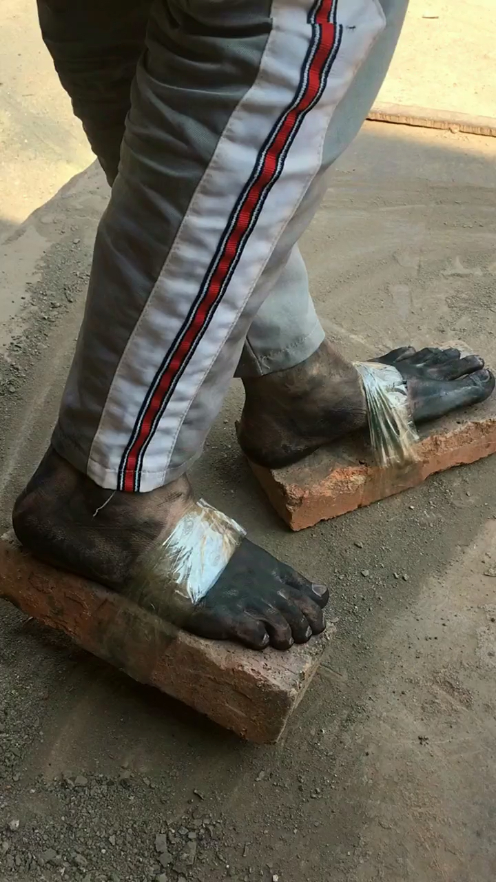 农村男人用鞋揍女人腚图片