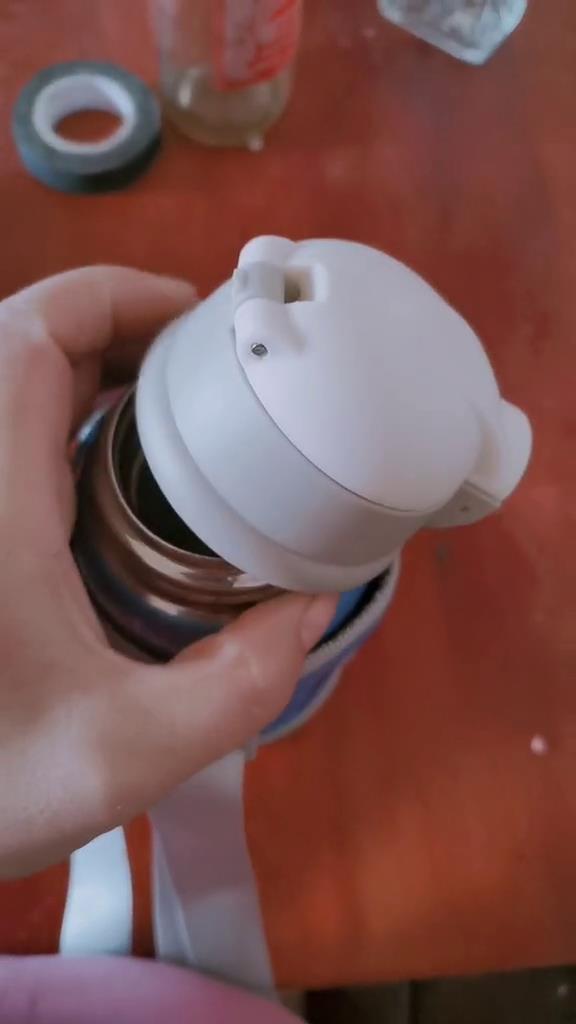 "夺命保温杯"遭央视曝光,热水进毒水出,我也赶紧看了看儿子的,还好